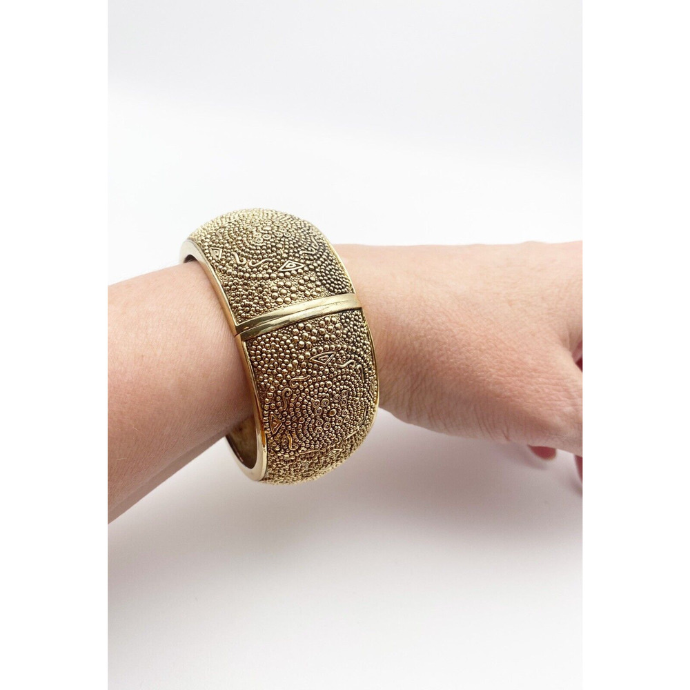 Gold Tone Boho Wide Spring Hinged Bangle Bracelet Metalwork Tribal Bold 7 1/4" - Picture 7 of 8